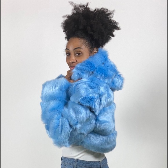 LIGHT BLUE FAUX FUR CROP JACKET WITH HOOD - Picture 4 of 4